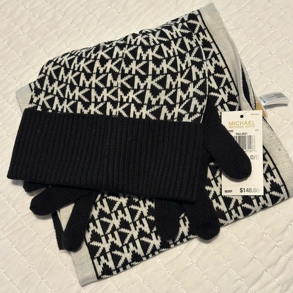 NWT 🏷IN BOX MICHAEL KORS BLACK WHITE 3 PIECE SCARF HAT & GLOVES GIFT 🎁 SET - Picture 6 of 6